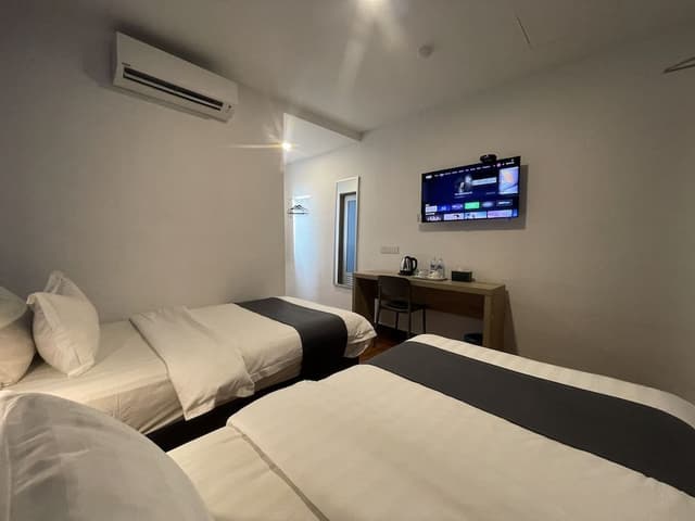 f. Deluxe Twin Room