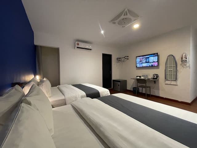 l. Deluxe Family Room
