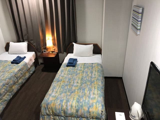Twin Room, Smoking