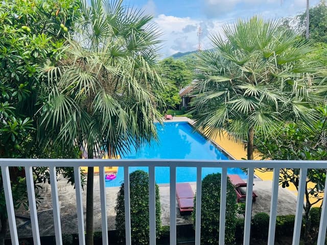Deluxe Poolside
