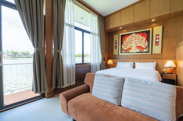 Suite with Lake View