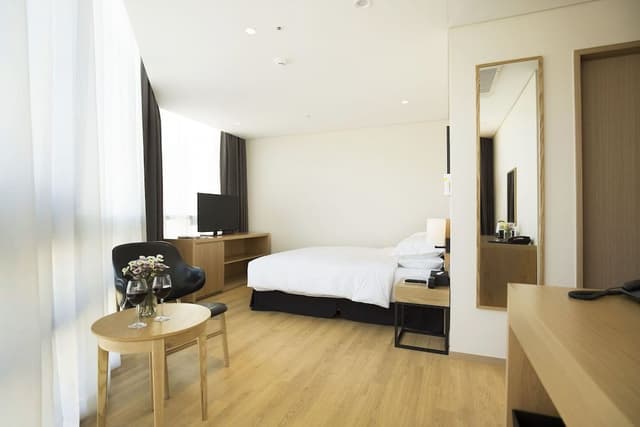 Standard Room, 1 Queen Bed, City View