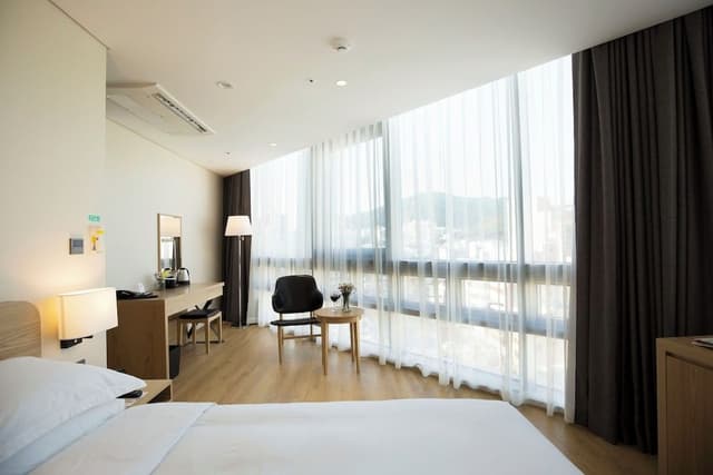 Standard Room, 1 Queen Bed, City View