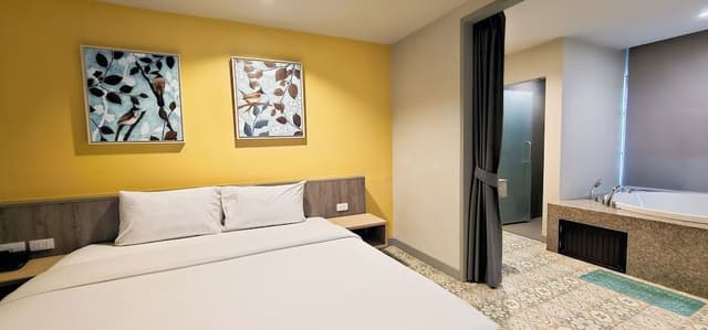 Superior Double Room, Bathtub