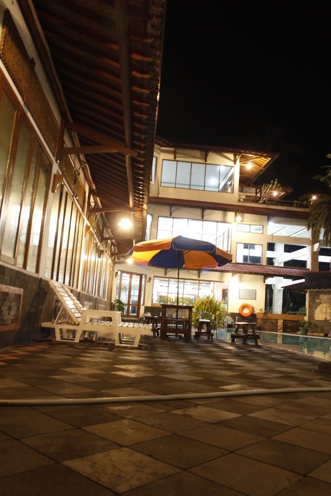 Surya Pesona Beach Hotel0