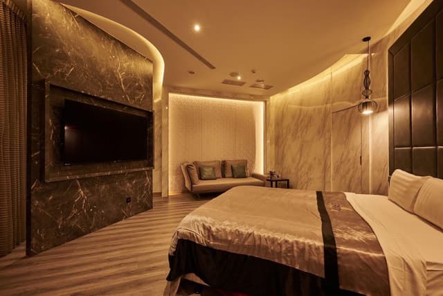 Double Room with Garage - Check-In After 9:00 PM