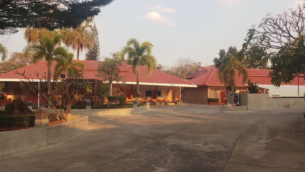 āļāļĨāļāļĒ āļĢāļĩāļŠāļāļĢāđāļ (Ploy Resort - Nangrong)1