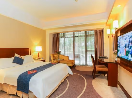 Garden Queen Room