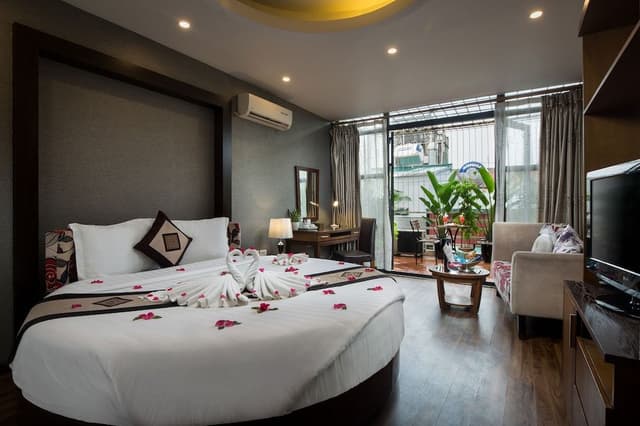 Junior Suite, 1 King Bed, Balcony, City View