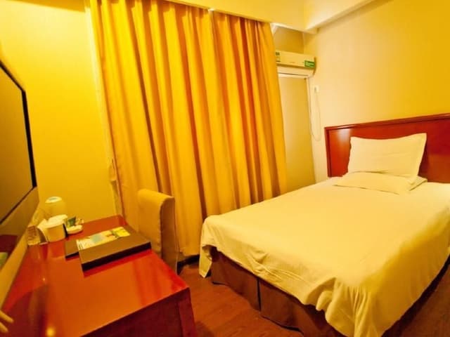 Hotel Queen Room