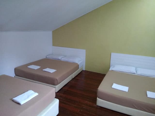 Family Room shared bathroom (5 persons)