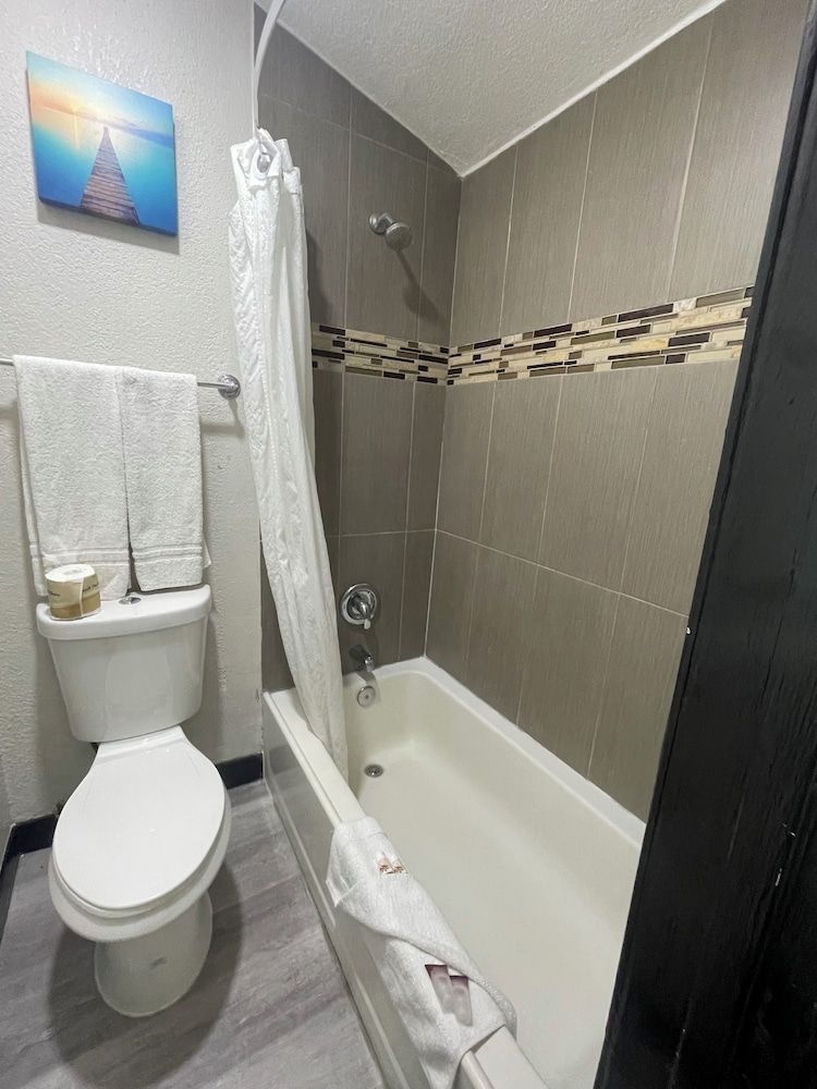 Econo Lodge3