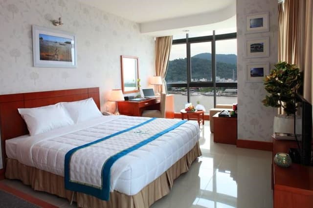 Junior Suite, 1 King Bed, River View