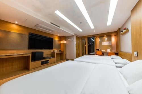 Friendly DH Naissance Hotel by Mindrum Group1