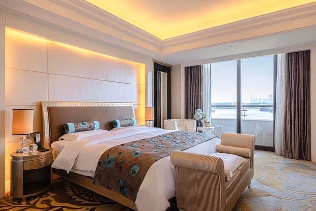 Deluxe Lake-view Suite
