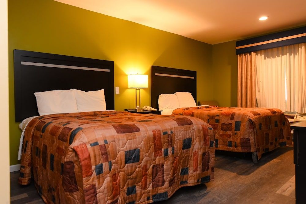 Econo Lodge Inn & Suites Downtown4