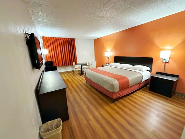 Deluxe Room, 1 King Bed, Non Smoking, Refrigerator & Microwave
