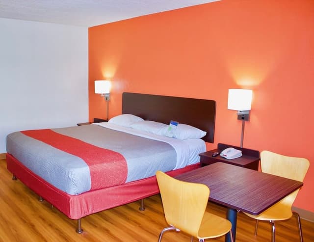 Deluxe Room, 1 King Bed, Non Smoking, Refrigerator & Microwave