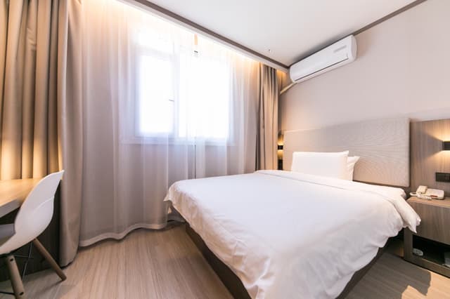Hotel Queen Room