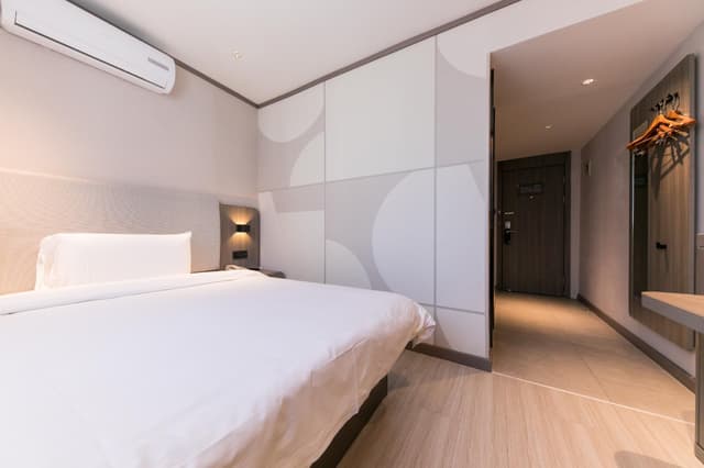 Hotel Queen Room