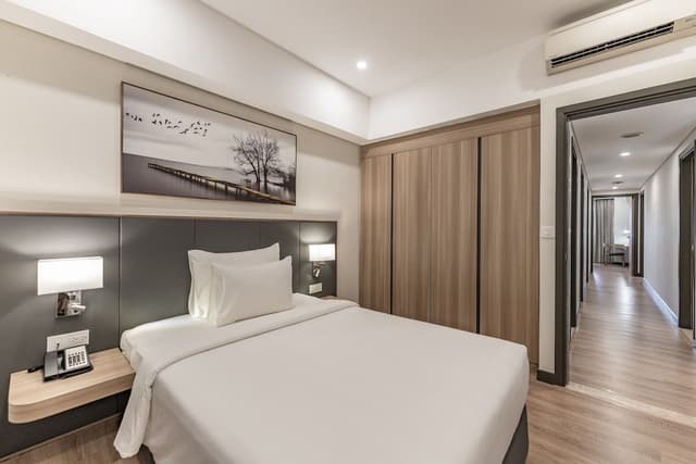 Executive Suite, 4 Bedrooms, Kitchen, Park View