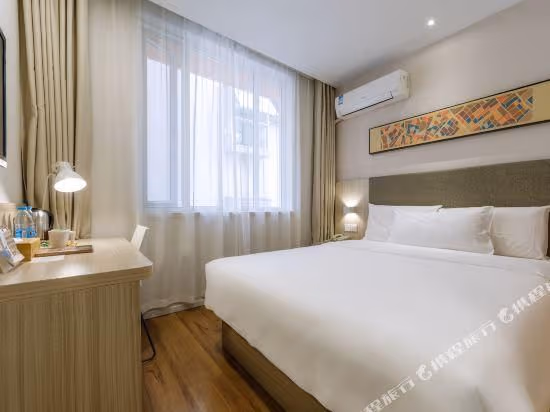 Hotel Queen Room