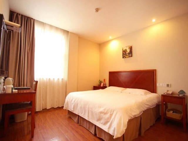 Hotel Queen Room