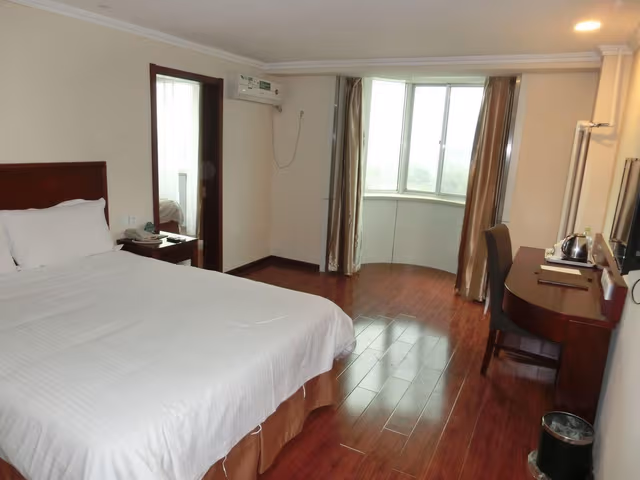 Hotel Queen Room