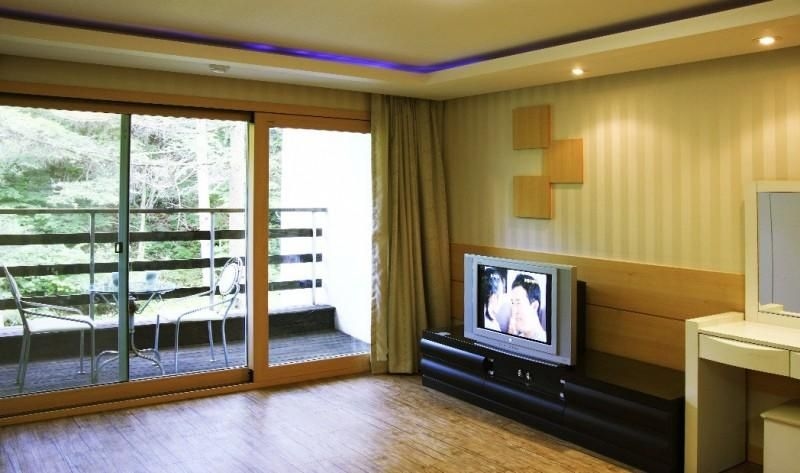 อีสเทิร์นพาร์ค รีสอร์ท (Eastern Park Resort)1