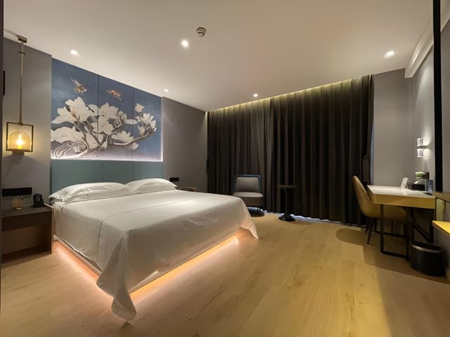 wh - deluxe bed room