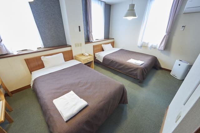 Twin Room, Smoking