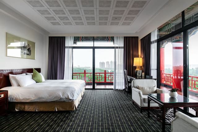 Deluxe Suite, City View