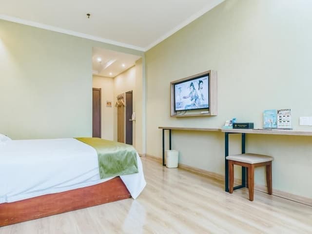 Hotel Queen Room