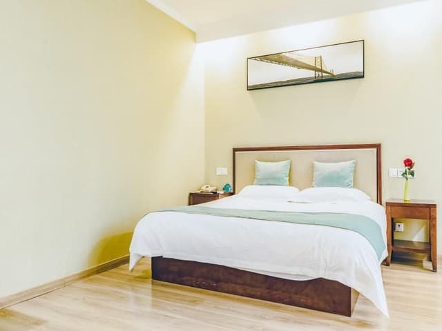 Hotel Queen Room