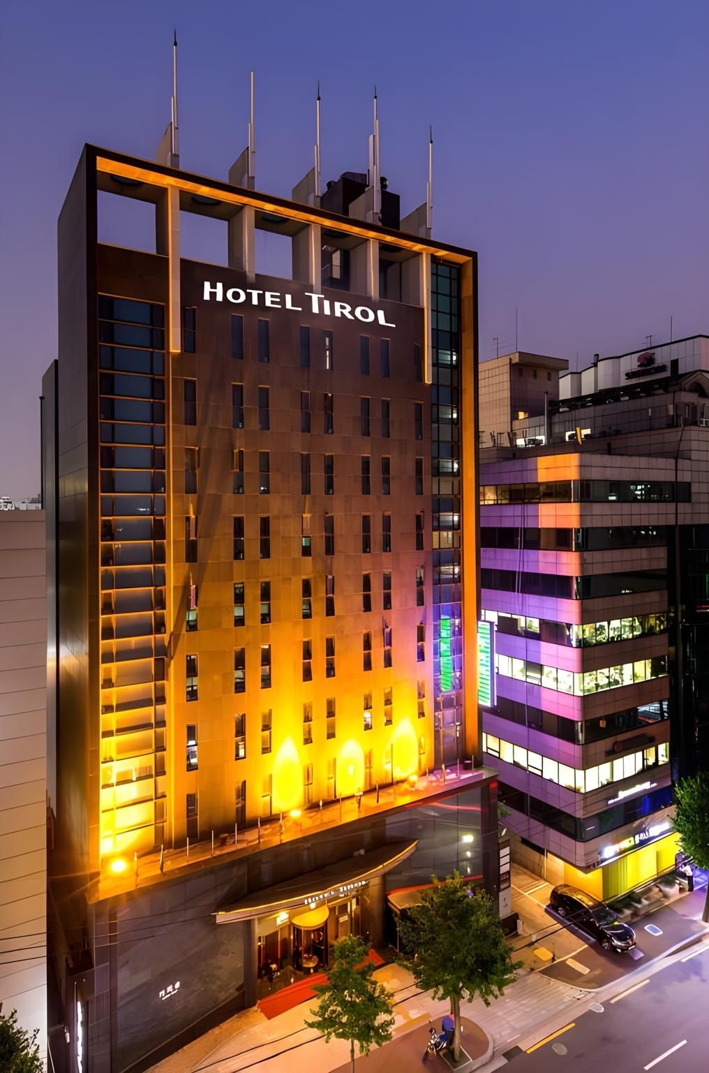 โรงแรมทิโรล (Hotel Tirol)0