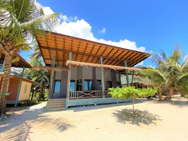 Air-Con Beach Front (4 persons)