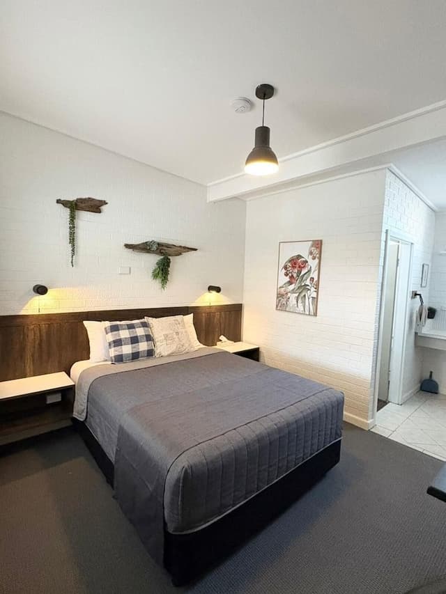 Standard Queen Room