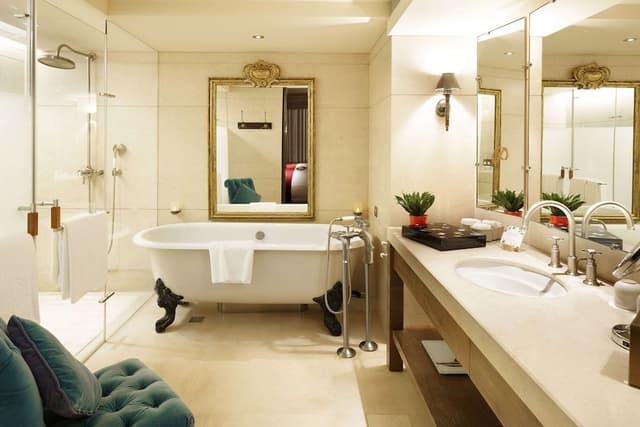 Deluxe Suite King Room (Free Parking, 1 Vehicle)