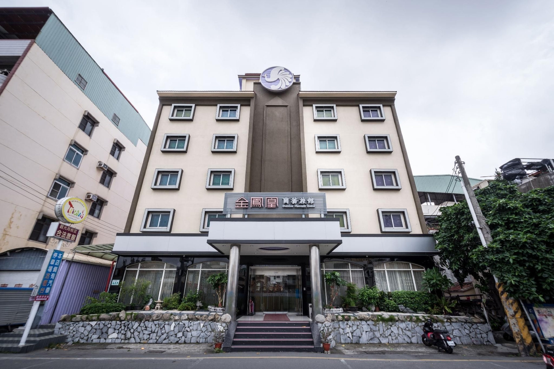 โรงแรมโกลเดน ฟีนิกซ์ (Golden Phoenix Hotel)1