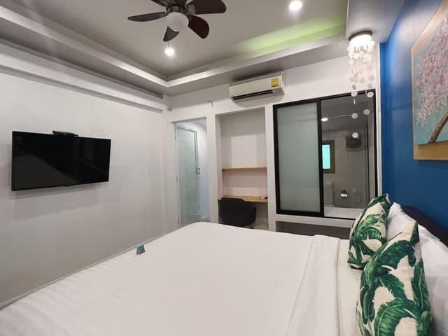 Deluxe Room, 1 King Bed, No Windows
