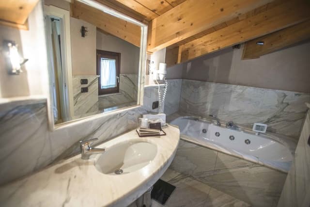 Deluxe Double Room, Jetted Tub (Romantic)