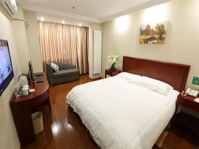 Hotel Queen Room