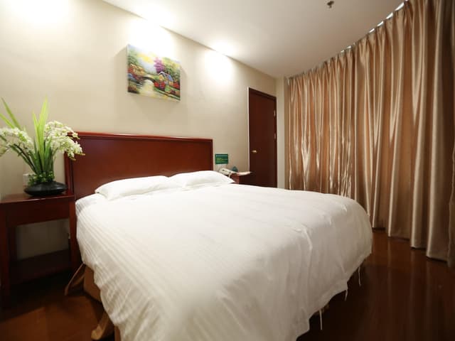 Hotel Queen Room