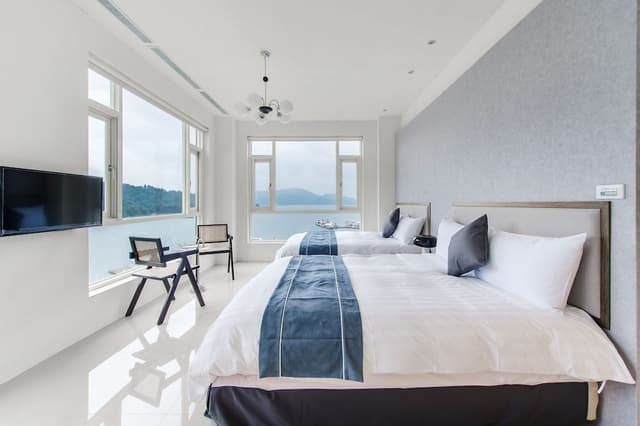 Deluxe Quadruple Room, Lake View