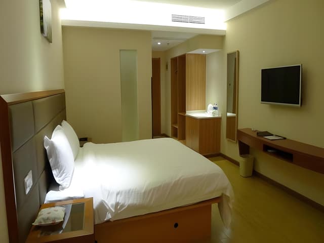Hotel Queen Room