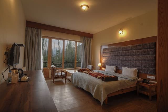 Deluxe Room, 1 King Bed, Mountain View