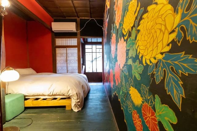 Standard Double or Twin Room with Shared Bathroom (Flowers)