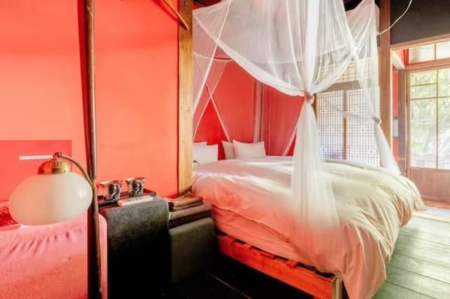 Standard Double or Twin Room with Shared Bathroom (Flowers)