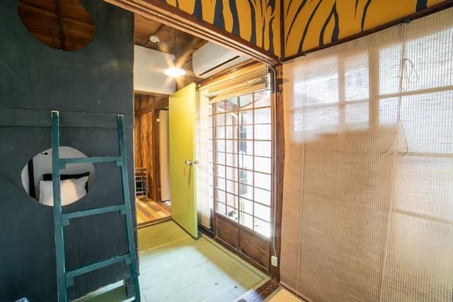 Twin Room with Shared Bathroom (Tigers)