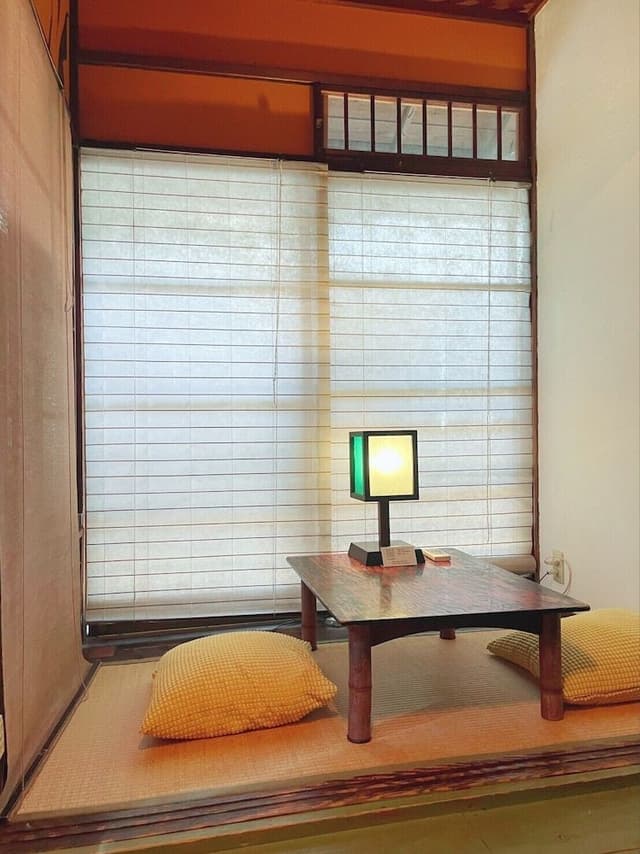 Twin Room with Shared Bathroom (Tigers)